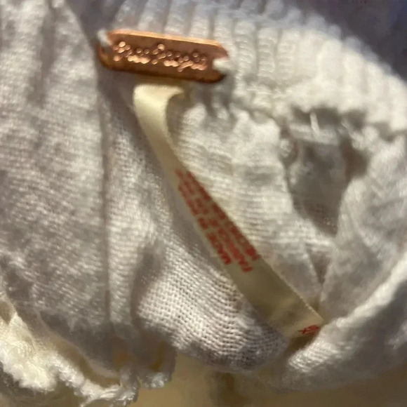 Free People ivory colored ladies top size XS
BIN 29 - Picture 6 of 9